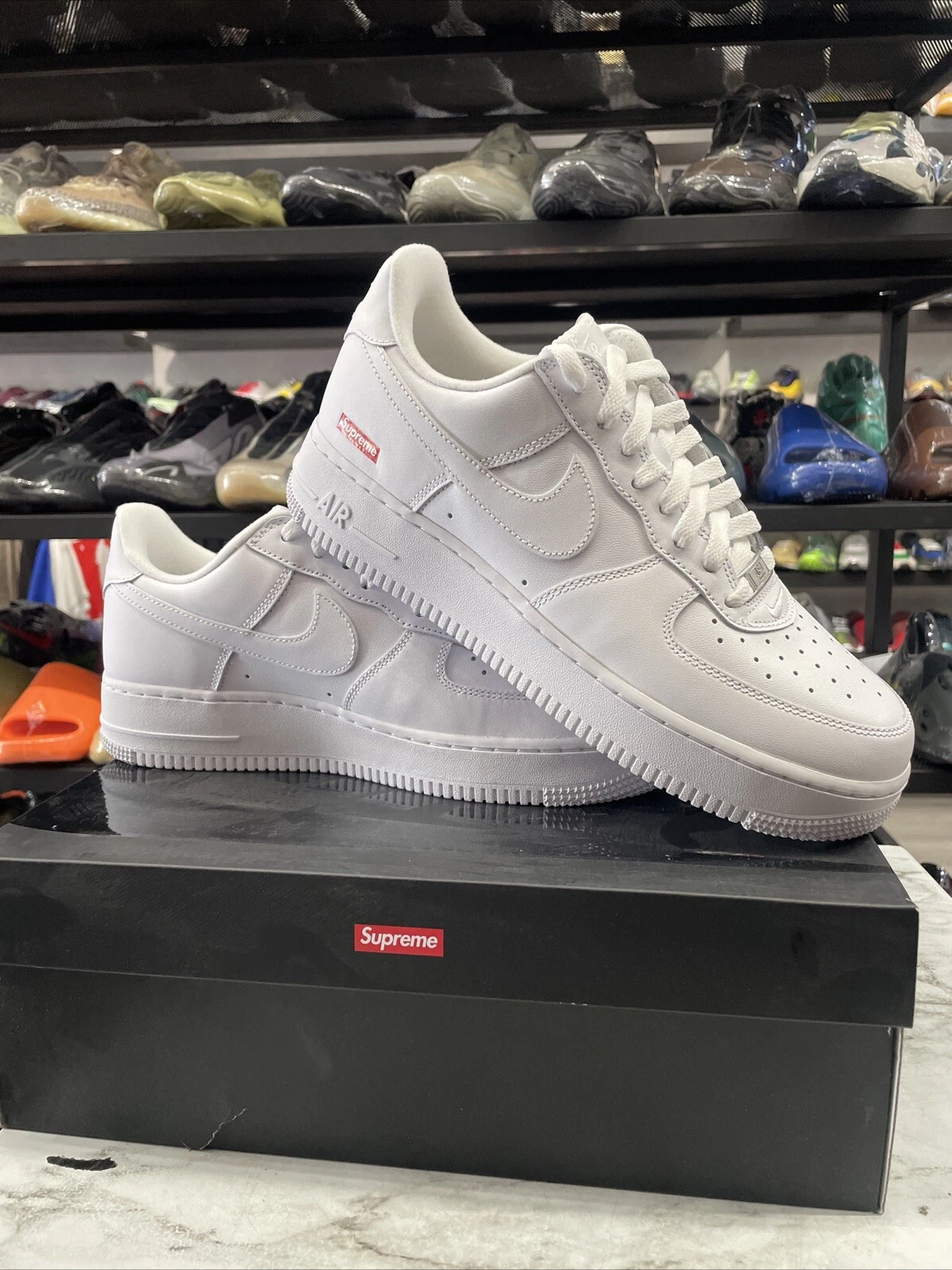 Taille 9   Nike Air Force 1 x logo boîte basse suprême   Blanc