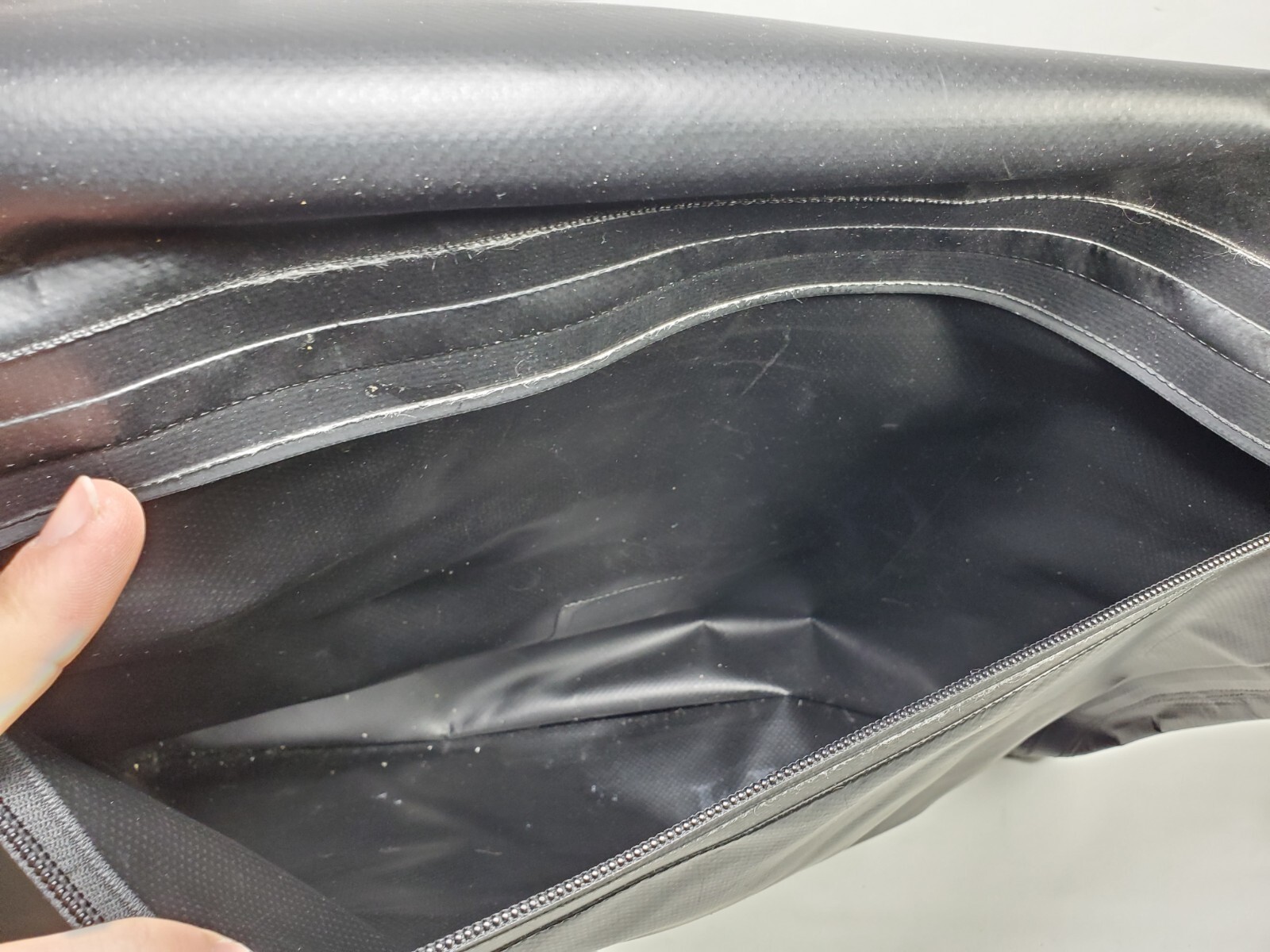 Filson Waterproof Roll Top Messenger Bag Black RARE… Gem