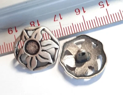 6 Stück Sternblume Metall Durchbruch - Knöpfe Farbe Altsilber 18mm, 23mm, 28mm - Bild 1 von 4