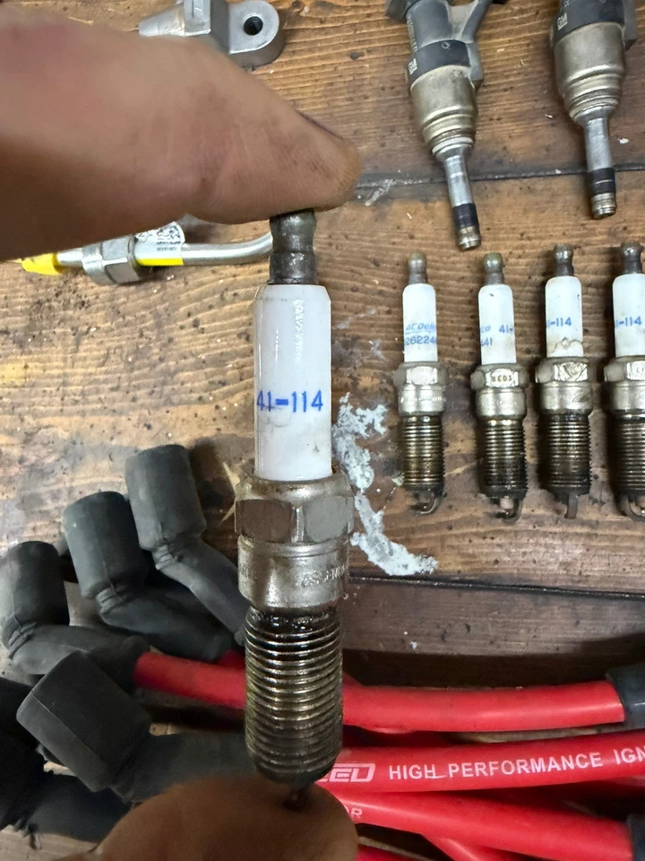 8x injetores de combustível 12628422 e velas de ignição/fios 14-2018 Chevy 6.2 Silverao - Imagem 2 de 4