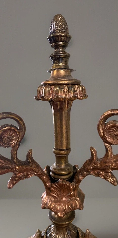 Candelabro de porcelana vintage de bronce de 3 brazos rosas pesadas ornamentadas Foto 3 de 4