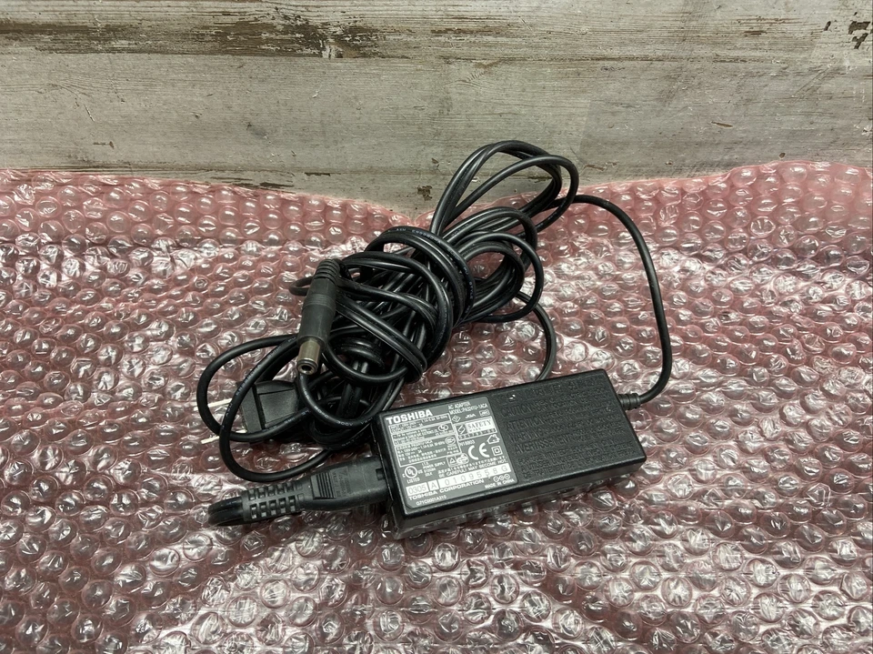 Genuine Toshiba PA3241U-1ACA AC Adapter 1.1A-0.6A 50-60Hz 15V-3A - Image 2 of 4