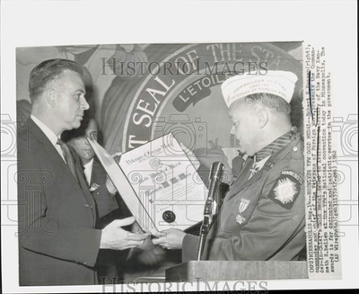 #ad 1962 Press Photo Navy Secretary Kenneth E. BeLieu Receives VFW Gold Medal MN $25.88