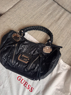 GUESS Damen Handtasche schwarz Kunstleder geprägt Logo, Reißverschluss