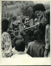 1964 Press Photo Children watch Azhdar Muslimov launch toy rocket in Russia