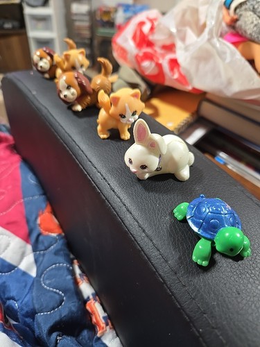 Littlest Pet Shop Animals & Cat Bed