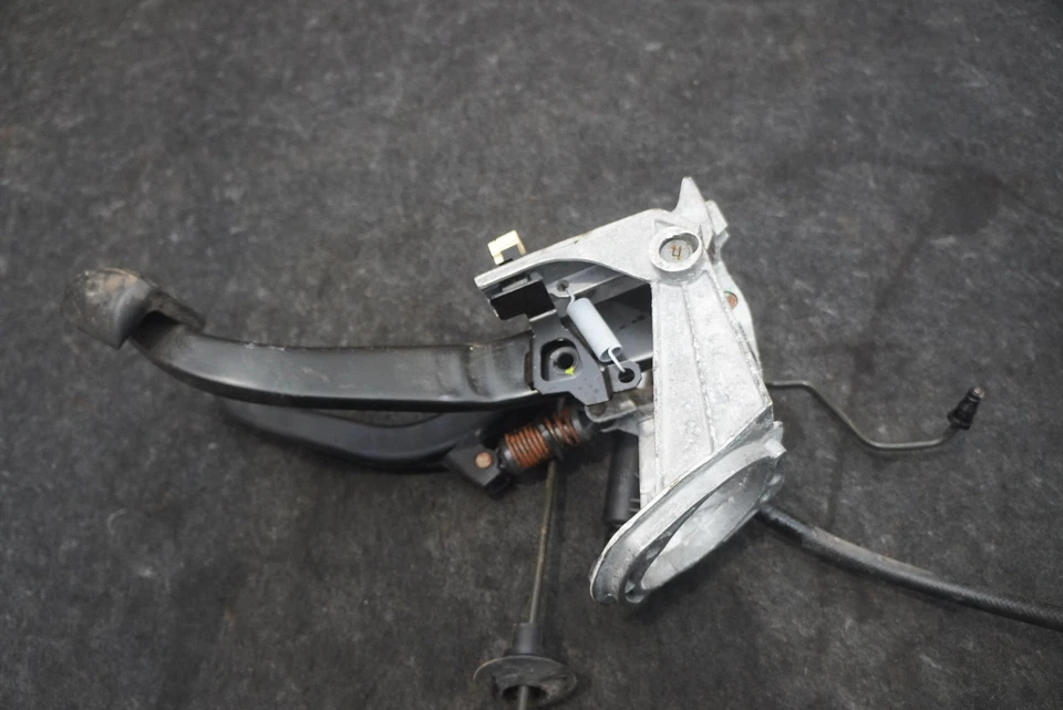 Soporte de pedal de embrague de freno transmisión manual 34516897117 OEM BMW 435i F32 2014 Foto 3 de 4