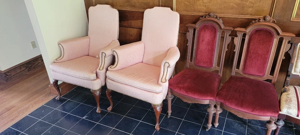 Par de sillas tapizadas estilo Queen Anne vintage/antiguas ROSA con respaldo de ala DLVRY Foto 4 de 4