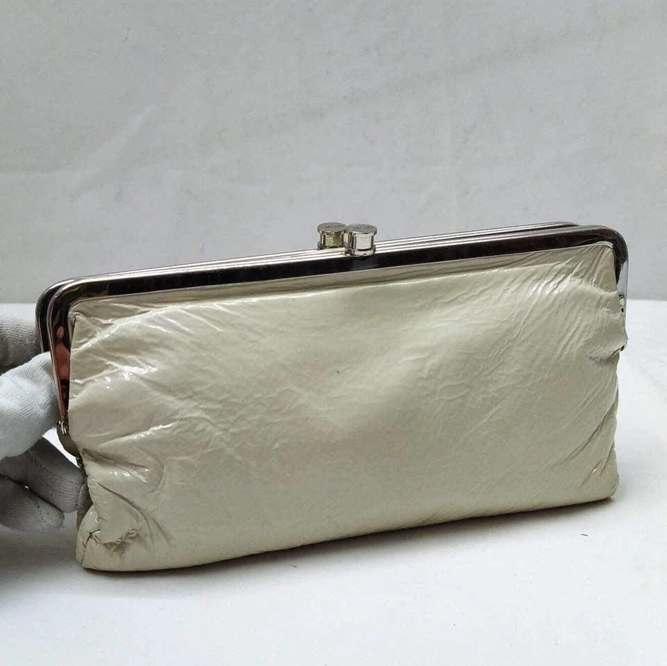 Cartera para tarjeta de crédito Hobo International de charol blanco roto doble Kisslock Foto 3 de 4