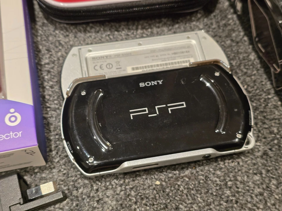 Sony PlayStation Portable Go, photo 3 of 5