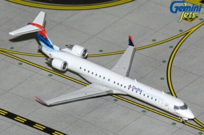 GeminiJets Bombardier CRJ900 Delta Connection SkyWest ''Colors in Motion'' Wavy N8