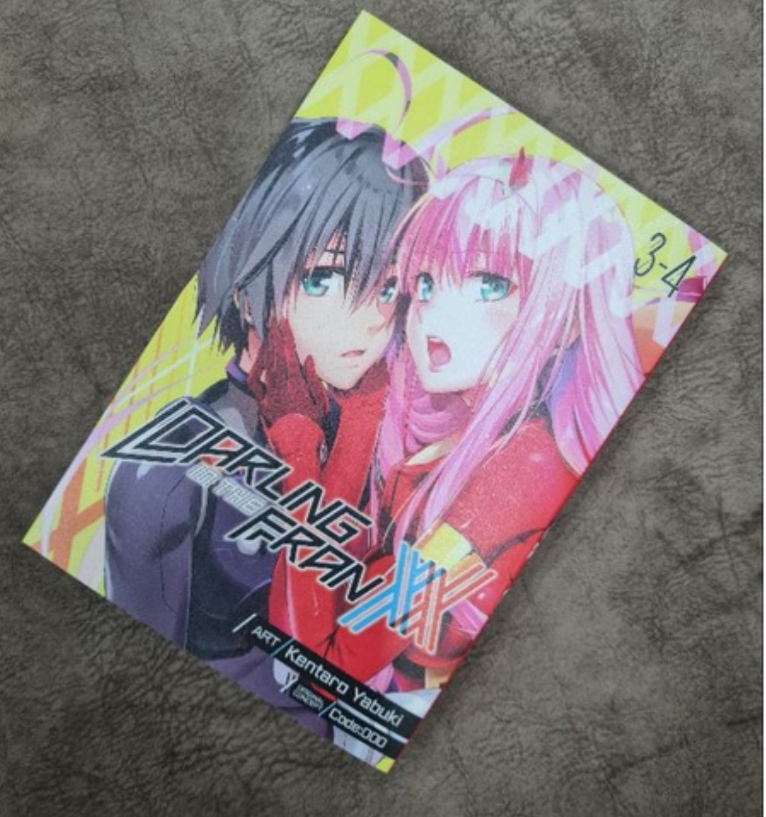 DARLING in the FRANXX Vol. 5-6: Code:000, Yabuki, Kentaro: 9781638586746:  : Books