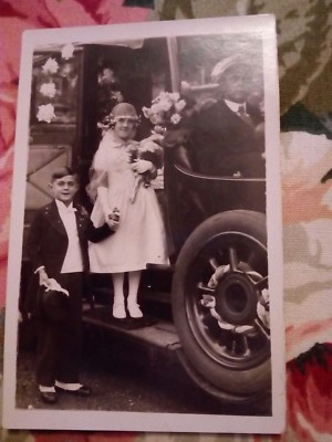 BÜHNENKIND HOCHZEIT FOTO POSTKARTEN HOCHZEITSAUTO MIT FAHRER um 1900