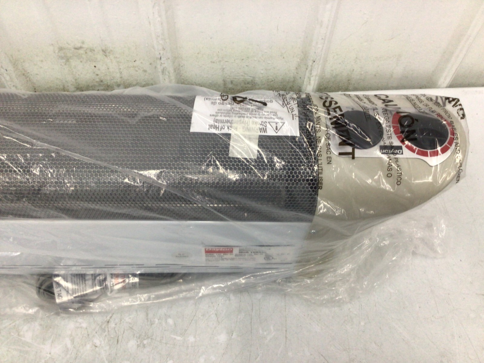 DAYTON - 1VNX4 Electric Baseboard Heater 1500W, 5118 BtuH Heating Cap