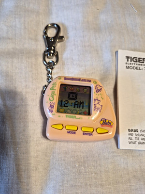 Tiger Giga Pets Babe Virtual Pet Keychain Electronic Game Model 70-134 1998