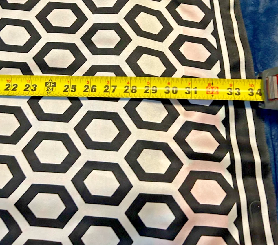 Bufanda vintage cuadrada grande de 34 pulgadas con estampado geométrico blanco y negro - seda Foto 4 de 4