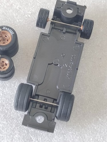 JUEGOS DE 5 RUEDAS DE GOMA HOT WHEELS 1/64 NEUMÁTICOS TALLA CHEVY GASSER MARRÓN CLARO - Imagen 4 de 5