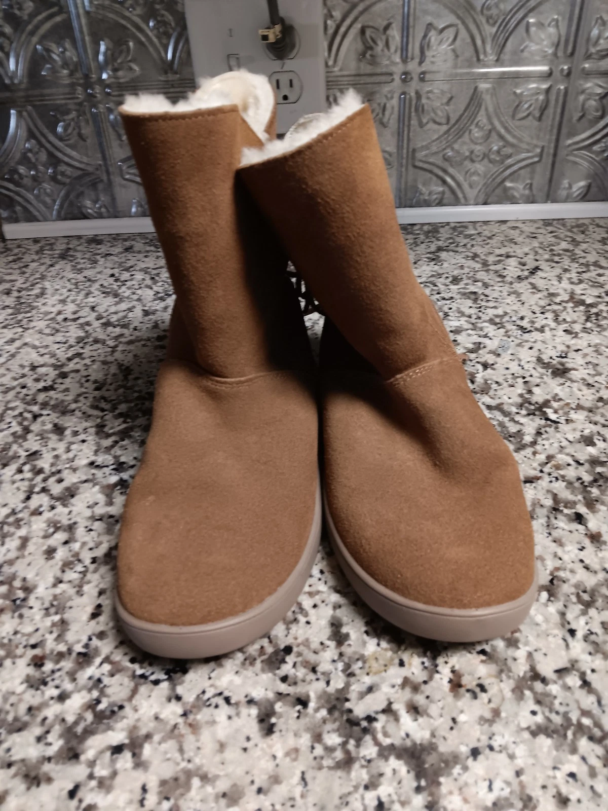 STIVALI ALLACCIATI KOOLABURRA BY UGG IN CAMOSCIO MARRONE CHIARO CON CERNIERA TAGLIA 7 MAI INDOSSATI ALTI 8"