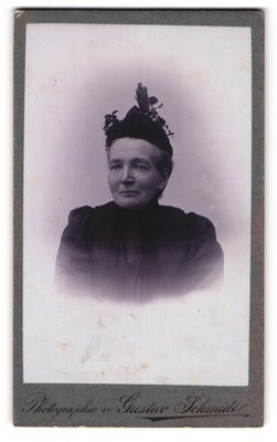 Fotografie Gustav Schmidt, Leck, Portrait einer Dame mit Kopfputz 