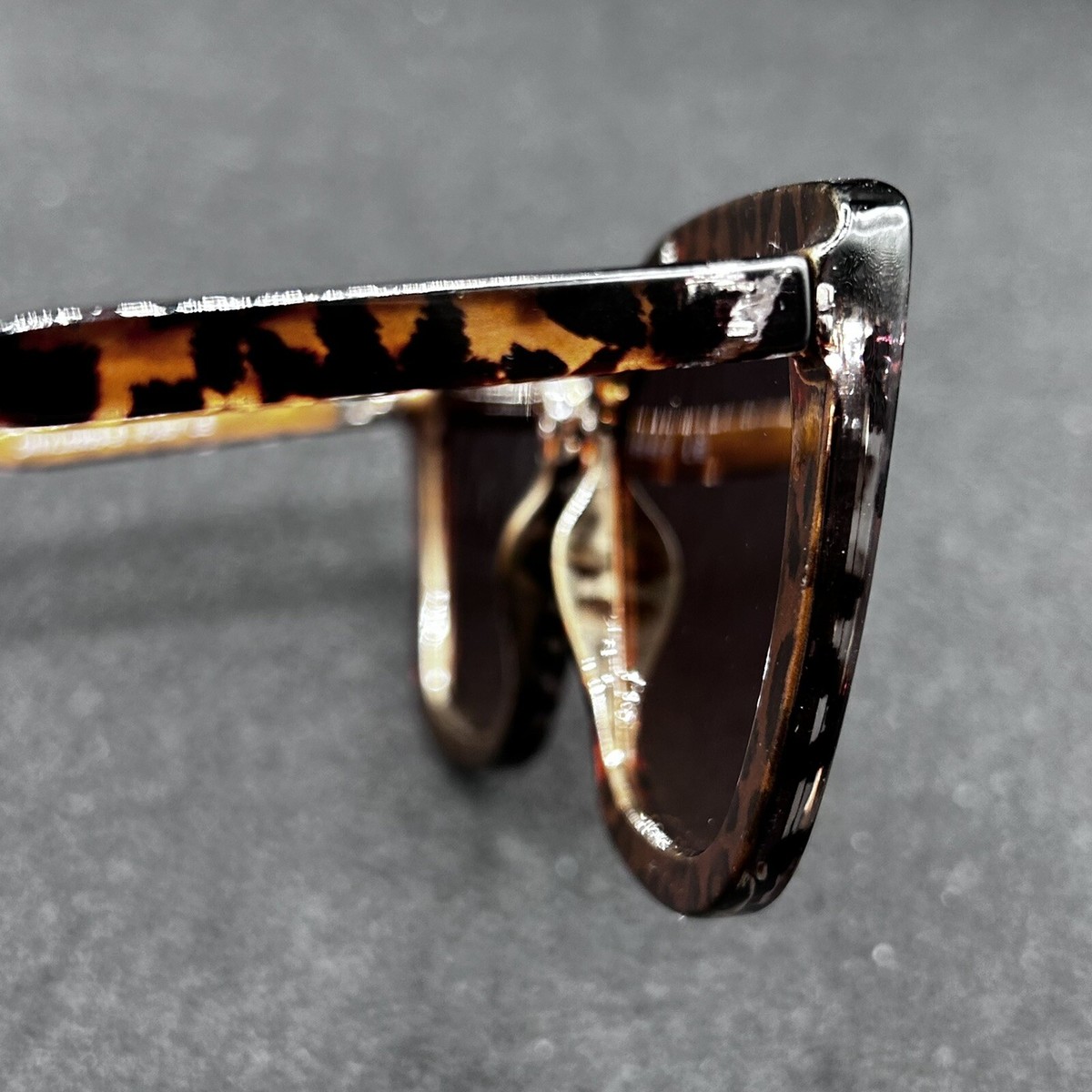 Vince Camuto VC957 Leopard Cat-Eye Sunglasses Gradient Amber  display picture 2