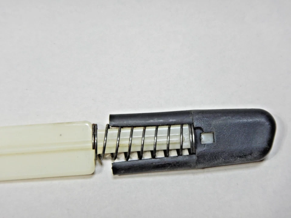 Liberación de palanca de freno de estacionamiento 96-1999 Saturn SL SC SW 1 2 sl1 sl2 sc1 sc2 sw1 sw2 Foto 4 de 4