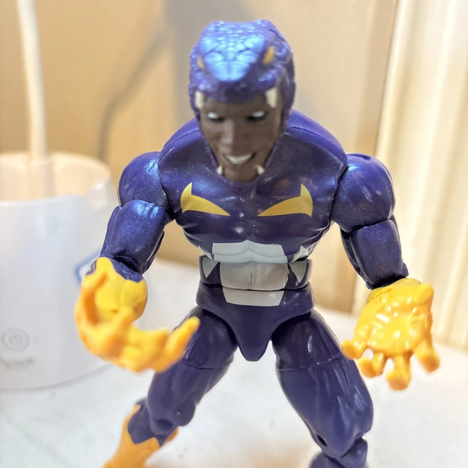 Figura de acción Hasbro Marvel Legends Capitán América Fuerzas del Mal Cottonmouth Foto 2 de 4
