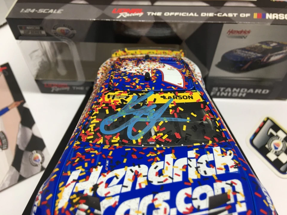 Chevy Camaro 1/24 autografiado por Kyle Larson #5 Hendrickcars Darlington Win 2023 Foto 2 de 4