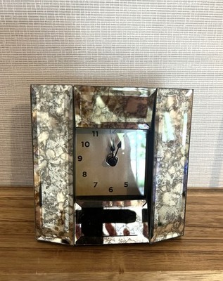 Kaminuhr aus verspiegeltem Glas mit Marmor-Spiegeleffektrand