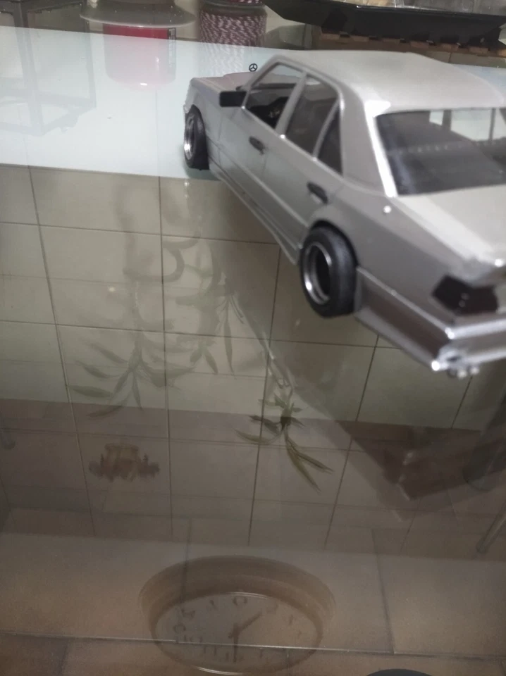 Modellino Mercedes 300 E AMG in Plastica scala 1: 24 Argento Metallizzato - Immagine 2 di 4