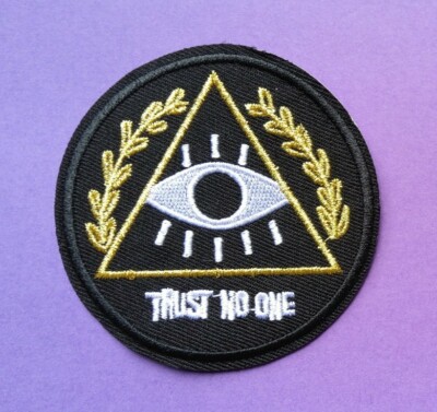 Trust No-One Bügelbild Patch Gold Illuminati All Seeing Eye Verschwörung The X Files