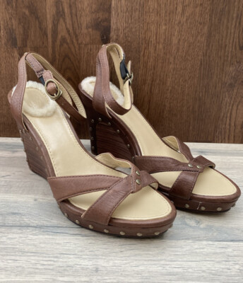 UGG Damen Sandale UK 4,5/4 EU 37 mittelbraun Leder Riemchen Keilabsatz Sommer Nieten