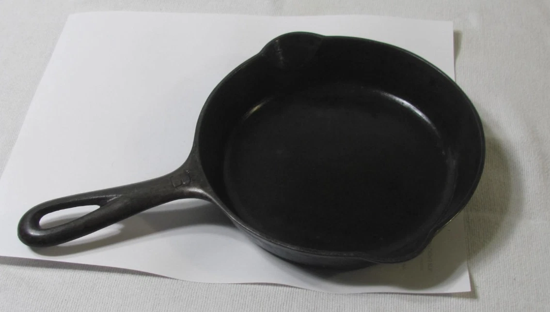 GRISWOLD No. 3 Cast Iron Skillet 709 D Small Logo Erie, PA Double Spout Fry Pan