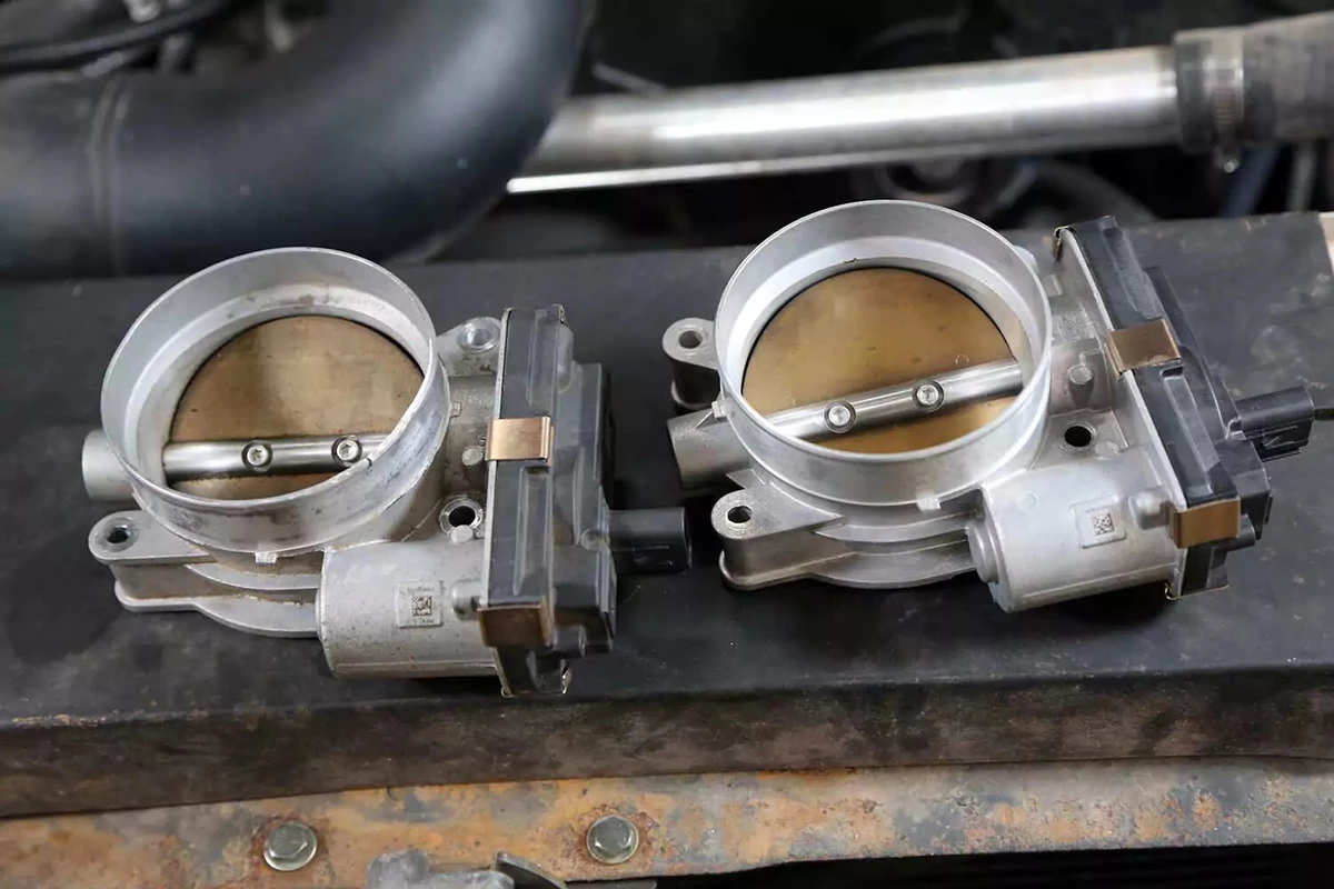 The original (left) and new (right) throttle bodies are displayed side by side for verification.