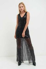 Long dress with sequin embroidery, sleeveless.