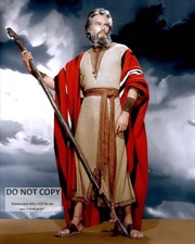 CHARLTON HESTON "MOSES" IN "THE TEN COMMANDMENTS" 8X10 PUBLICITY PHOTO (MW-197)