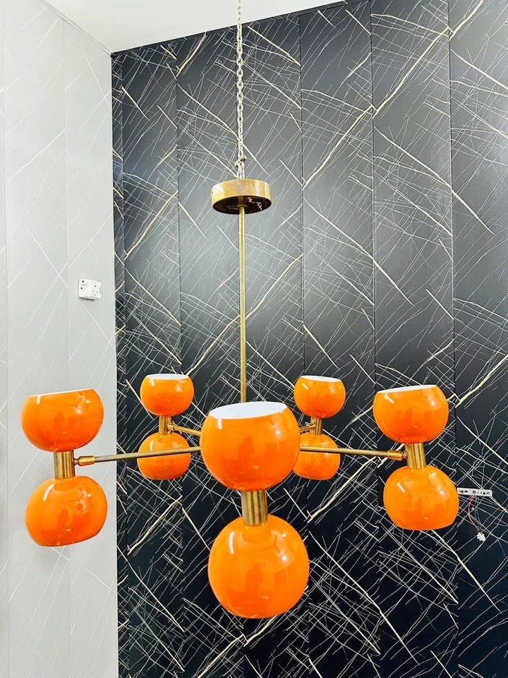 Lámpara de araña Sputnik Mid Century bola de latón y naranja artículo de decoración del hogar Foto 3 de 4