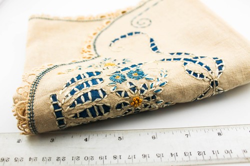 ANTIQUE HAND EMBROIDERY TABLE LINEN RUNNER STUNNING! - Picture 4 of 4