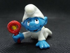  2.0179 "White PJ's Baby Smurf w/ Rattle" Crawling Shaking Red Rattle 1984 Peyo