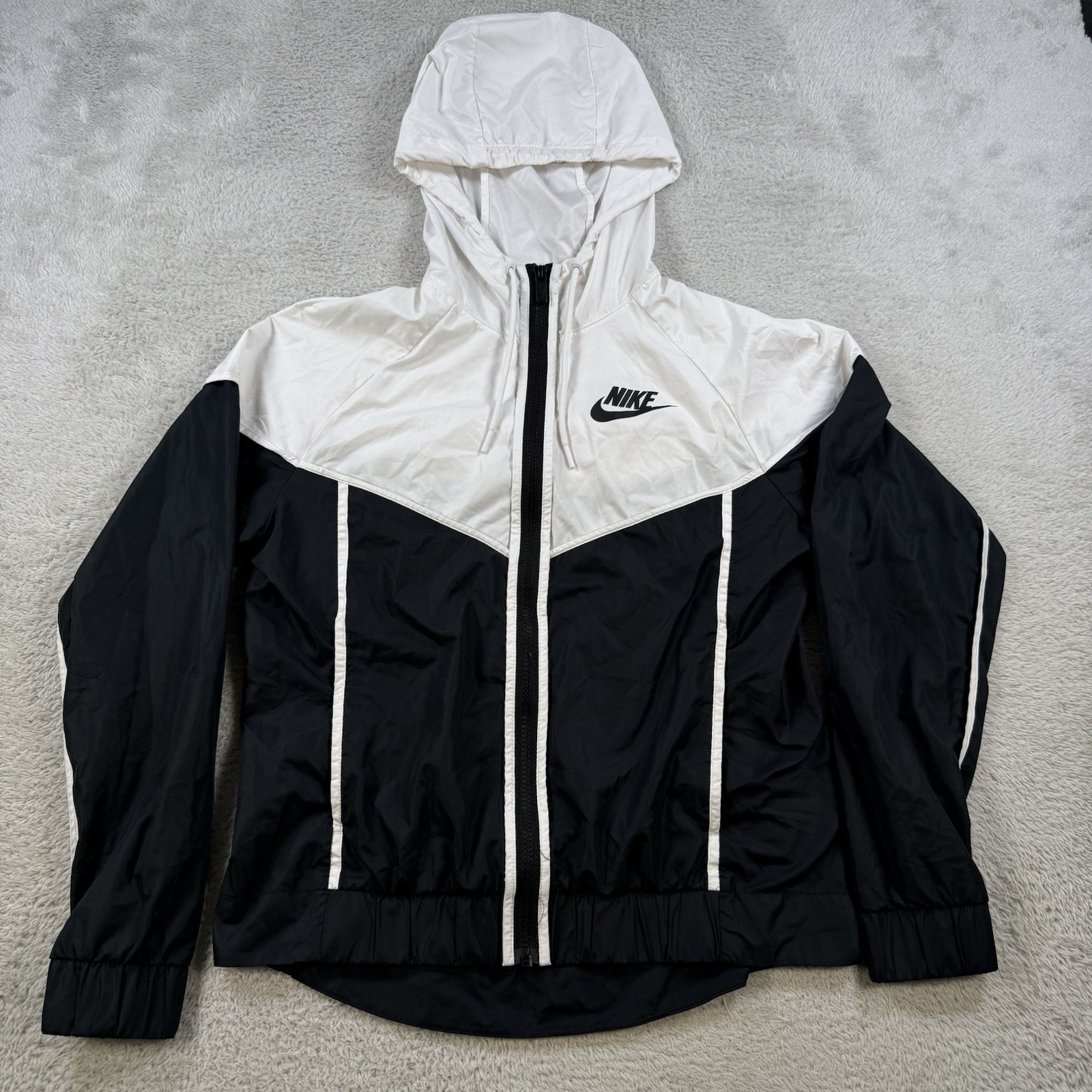 SACAI X NIKE Giacca Nike donna piccola nera bianca windrunner abbigliamento sportivo full zip con cappuccio