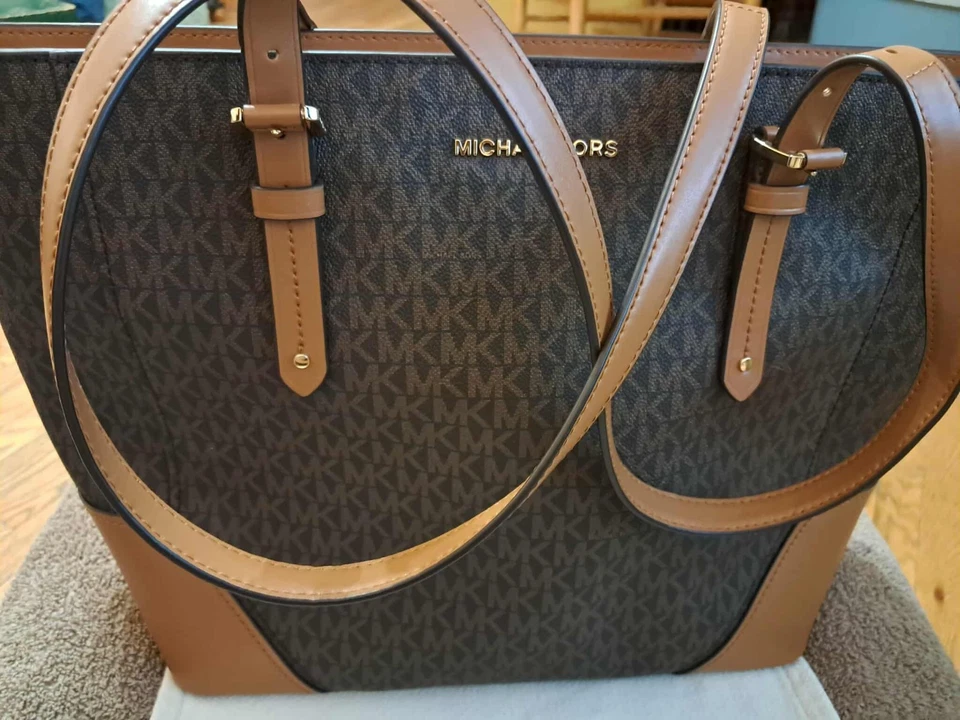Bolso de Hombro Michael Kors Aria Grande Firma Logo Marrón Logo Foto 2 de 4