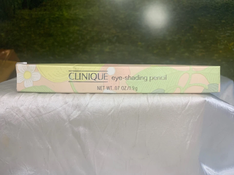 Clinique Eyeshading Pencil 1.9g 22 Charcoal Brown (new with box) - Image 2 of 4