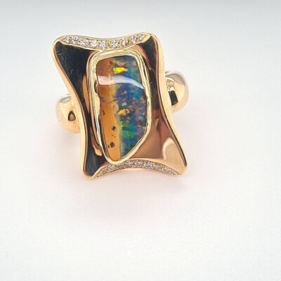 750er Gelbgold Ring mit 1 Opal-Matrix und 18 Brillanten natürlicher Opal-Matrix