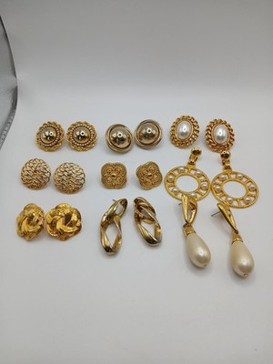 9 Pairs Of Gold-tone Earrings. 3 Have Faux Pearls. Some Are Drop Earrings. Nice