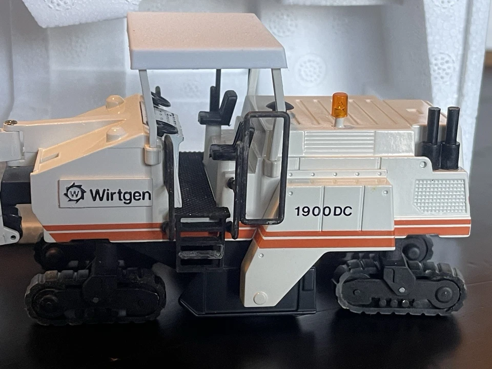 Fresadora de carretera WIRTGEN 1900DC diecast #379 escala 1:50 NZG de 2000 blanca Foto 2 de 4