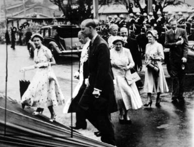 The Queen Duke Edinburgh leave a rain soaked street enters Cit- 1954 Old Photo