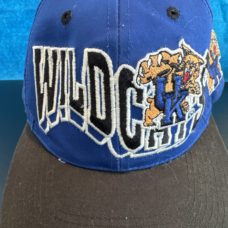 Gorra de baloncesto vintage de la NCAA de la Universidad de Kentucky Wildcats de la década de 1990 Foto 2 de 4