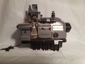 Singer Overlock  460/13  + 7 Gebogene Nadeln + Ersatzteilliste In gutem Zustand