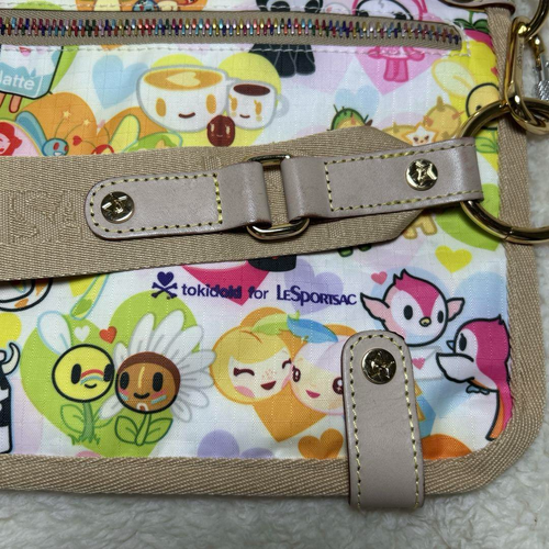 Bolso de hombro LeSportsac Tokidoki, Hawaii edición limitada, con encanto USADO - Imagen 6 de 20
