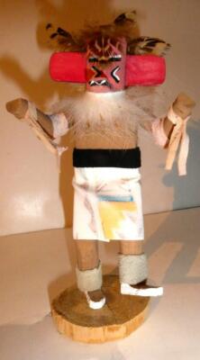 Vintage Kachina tanzende indianische Kriegerin gefiederte Puppe - 8 Zoll signiert