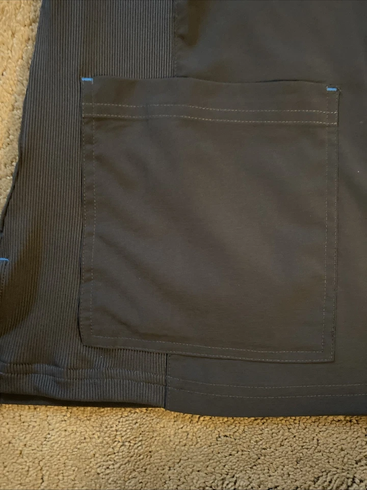 ***NUEVO CON ETIQUETAS*** TOP EXFOLIANTE KOI BASICS “KATIE” ABRIGO SIMULADO CARBÓN XS Foto 3 de 4